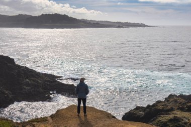 Mendocino, Amerika Birleşik Devletleri - 16 Şubat 2020: Yürüyüşçüler açık bir günde büyüleyici okyanus manzaralarını alarak Mendocino kayalıklarında dururlar