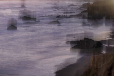 18 Şubat 2020 'de Big Sur California yakınlarında Pasifik Okyanusu' nun dalgalarını ve kayalarını uzun süre görüntüler..