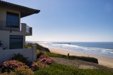Pismo Beach, ABD - 19 Şubat 2020: Bir uçurum üzerine inşa edilen mülk, Pismo Beach California 'daki Pasifik Okyanusu' nun panoramik manzarasını sunuyor