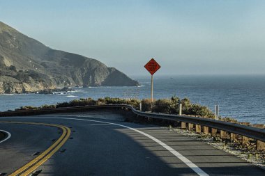 Big Sur, ABD - 19 Şubat 2020: Pasifik Okyanusu ve engebeli uçurumların manzaralı Big Sur kıyı şeridinde manzaralı bir yolculuğun tadını çıkarmak