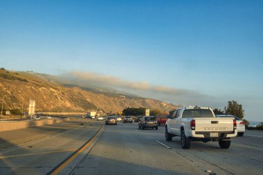 Santa Barbara, ABD - 20 Şubat 2020: Palmiye ağaçları otoyolda ve hareket halindeki çeşitli araçlarla Pismo Sahili 'nin etrafında canlı bir California yolculuğunun tadını çıkarın.
