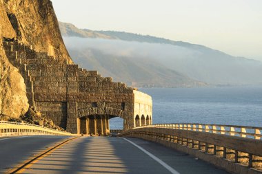 Big Sur, ABD - 19 Şubat 2020: Big Sur California virajlı yolu boyunca Pasifik Okyanusu 'nun çarpıcı manzarasının keyfini çıkarmak