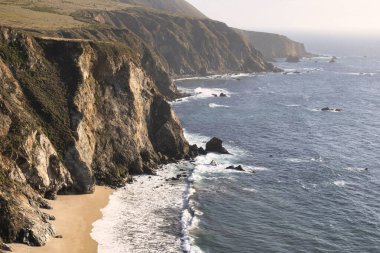 Big Sur, ABD - 19 Şubat 2020: Kaliforniya 'nın engebeli kıyı şeridini ve sakin plajını gözler önüne seren etkileyici manzara