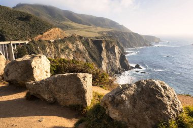 Big Sur, ABD - 19 Şubat 2020: Engebeli uçurumların ve Kaliforniya boyunca okyanus dalgalarının nefes kesici manzarası güzellikleri gözler önüne seriyor.