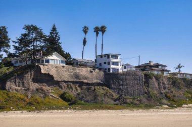 Pismo Beach, ABD - 19 Şubat 2020: Pasifik Okyanusu 'na bakan bir uçuruma tünemiş mülk Pismo Sahili Kaliforniya' da büyüleyici panoramik manzaralar sunuyor.