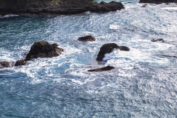 Mendocino, ABD - 16 Şubat 2020: Pasifik okyanus dalgaları Mendocino California 'nın kayalık sahil şeridine çarpıp dinamik bir görüntü oluşturdu.