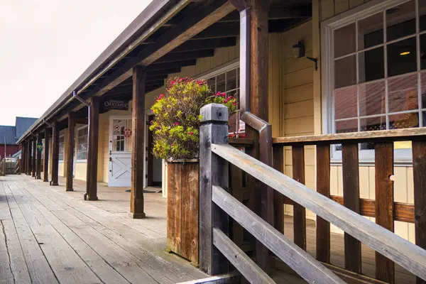 Mendocino, ABD - 16 Şubat 2020: Mendocino şehir merkezindeki ahşap güverte mağazalar ve ticari alanlarla kaplandı ve büyüleyici bir alışveriş ortamı yarattı.