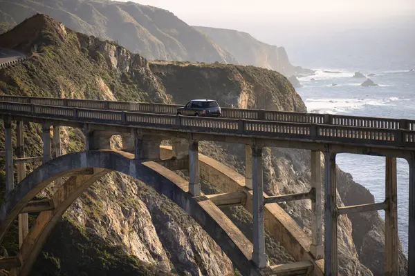 Big Sur, ABD - 19 Şubat 2020: Bixby Köprüsü 'nün bereketli araziyi zarifçe genişlettiği etkileyici bir Vista sahili