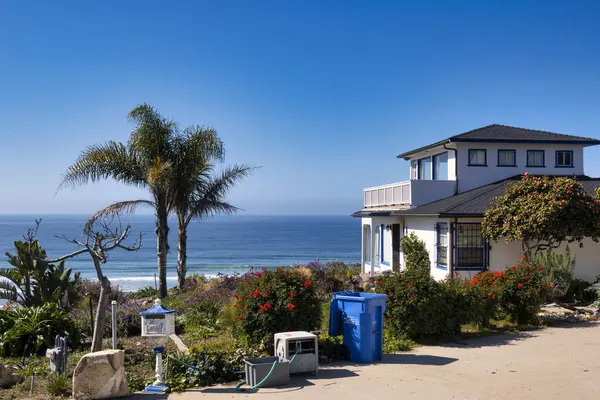 Pismo Plajı, ABD - 19 Şubat 2020: Pismo Sahili 'ndeki bir uçurumda bulunan çarpıcı okyanus manzaralı mülk, sakin bir sahil deneyimi sunuyor.