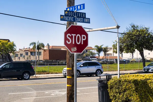 Pismo Beach, ABD - 19 Şubat 2020: Tehlikeli bir Pismo Sahili kavşağındaki trafik durdurma levhası araç akışını ve güvenliğini artırdı