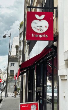 Paris, Fransa - 11 Nisan 2023: franprix tabelası küçük bir market girişinin üzerinde asılı.