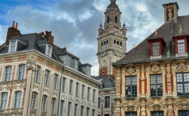 Lille, Fransa - 12 Nisan 2023: tarihi binalarla dolu bir meydandan görülen Lille kulesinin beffroi 'si