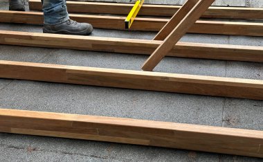 Lahey, Hollanda - 10 Mayıs 2023: güverte bir çatıdaki eski ahşap teras güvertesini yenisiyle değiştirmekle meşgul.