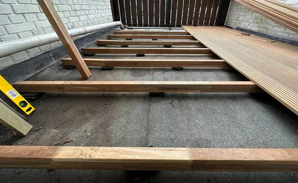 Lahey, Hollanda - 10 Mayıs 2023: güverte bir çatıdaki eski ahşap teras güvertesini yenisiyle değiştirmekle meşgul.