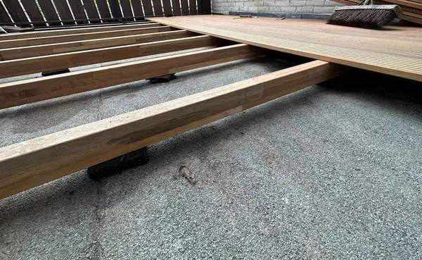 Lahey, Hollanda - 10 Mayıs 2023: güverte bir çatıdaki eski ahşap teras güvertesini yenisiyle değiştirmekle meşgul.