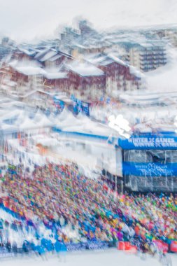 Tignes, Fransa - 10 Mart 2010: Heyecanlı bir kış X Oyunları etkinliği büyük bir kalabalığın karlı bir dağ arkaplanında heyecan verici sporların keyfini çıkardığı canlı bir ortam.
