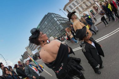 Gothenburg, İsveç - 16 Mayıs 2010: Etkinlik sırasında müzik ve kostümlerden keyif alan çeşitli katılımcıların yer aldığı Göteborg 'da renkli şenlikler.