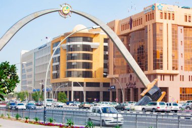 Doha, Katar - 26 Ocak 2010: Önde gelen kılıç anıtı Doha 'da eşsiz mimarisini ve açık bir gökyüzü altında hareketli trafiğini gözler önüne seriyor.