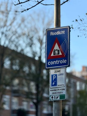 Den Haag, Hollanda - 24 Ekim 2024: Bir trafik kontrol levhası sürücüleri kırmızı ışık kameraları hakkında uyardı ve daha iyi navigasyon için park alanı detayları sağladı.
