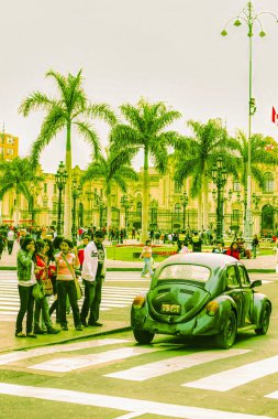 Lima, Peru - 13 Ağustos 2010: Bir grup Perulu genç, Lima 'da şehir hayatı ile çevrili bir yaya geçidinde birlikte bekliyorlar.