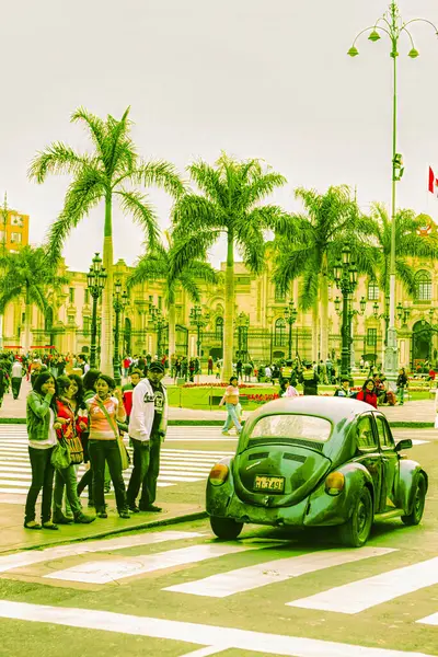 Lima, Peru - 13 Ağustos 2010: Bir grup Perulu genç, Lima 'da şehir hayatı ile çevrili bir yaya geçidinde birlikte bekliyorlar.