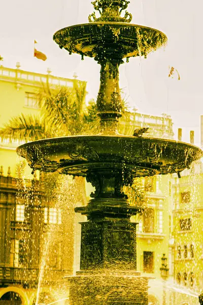Lima, Peru - 13 Ağustos 2010: Plaza de Armas Lima Peru 'daki tarihi zarif çeşme