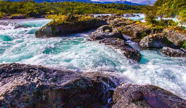 Puerto Varas, Şili - 10 Kasım 2014: Petrohue Nehri 'nin çağlayan suları ve güney Chiles dağlarındaki kayalık manzaralarıyla vahşi güzelliğini deneyimleyin.