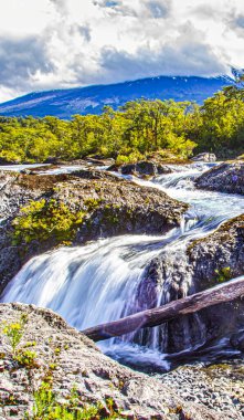 Puerto Varas, Şili - 10 Kasım 2014: Vahşi Petrohue Nehri Puerto Varas Şili 'deki çarpıcı çağlayanlar ve kayalık araziler boyunca akar ve manzaralı manzaralar yaratır.