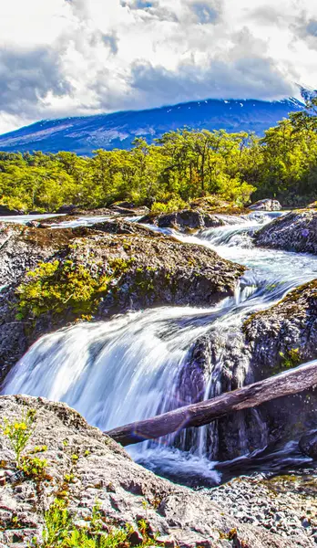 Puerto Varas, Şili - 10 Kasım 2014: Vahşi Petrohue Nehri Puerto Varas Şili 'deki çarpıcı çağlayanlar ve kayalık araziler boyunca akar ve manzaralı manzaralar yaratır.