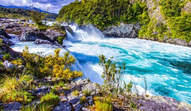 Puerto Varas, Şili - 10 Kasım 2014: Vahşi Petrohue nehri çağlayanlar ve şelaleler arasında akar ve yemyeşil dağlarla çevrilidir