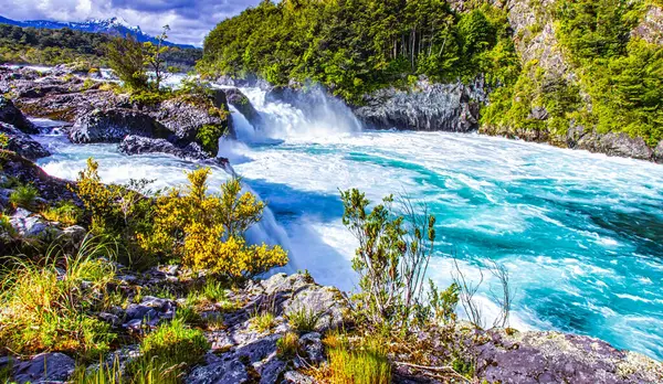 Puerto Varas, Şili - 10 Kasım 2014: Vahşi Petrohue nehri çağlayanlar ve şelaleler arasında akar ve yemyeşil dağlarla çevrilidir