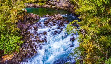 Puerto Varas, Şili - 10 Kasım 2014: Petrohue Nehri 'nin vahşi suları, Puerto Varas Şili' deki yemyeşil kayaların üzerinde taşar. Çarpıcı bir doğal manzara..