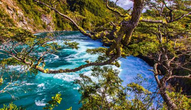Puerto Varas, Şili - 10 Kasım 2014: Vahşi Petrohue Nehri Şili 'nin engebeli dağlarıyla çevrili çağlayanlar ve şelalelerden akar.