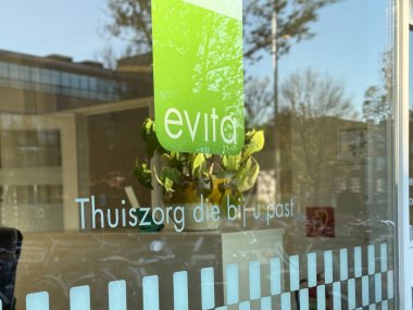 Den Haag, Hollanda - 24 Ekim 2024: Ağaçların ve binaların yansıması Den Haag 'daki Evita hizmet penceresinden görülebilir