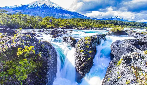 Puerto Varas, Şili - 10 Kasım 2014: Petrohue Nehri Şili 'deki dağların zeminine karşı şelale ve şelalelerin yer aldığı kayalık araziler boyunca akar..