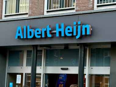 Den Haag, Hollanda - 24 Ekim 2024: Den Haag 'da kalabalık bir Albert Heijn süpermarketi müşterilerini sergiliyor