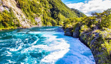 Puerto Varas, Şili - 10 Kasım 2014: Puerto Varas 'taki Petrohue Nehri, dağlarla çevrili ve yemyeşil sularla doludur..