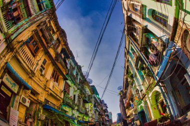 Yangon, Myanmar - Aralık 04 2012: Yangon Myanmar 'da dar bir cadde boyunca uzanan renkli binalar bölgenin eşsiz mimarisini ve günlük yaşamını gözler önüne seriyor.