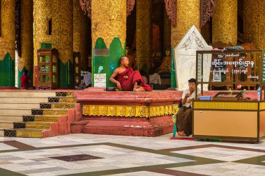 Yangon, Myanmar - 4 Aralık 2012: Keşişler canlı bir Yangon tapınağında öğleden sonra Myanmar 'ın zengin kültürünü ve ruhaniliğini sergiliyorlar..