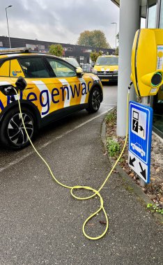 Rotterdam, Hollanda - Ekim 12 2023: mobil piller için şarj istasyonunda bir elektrikli araba şarj ediliyor
