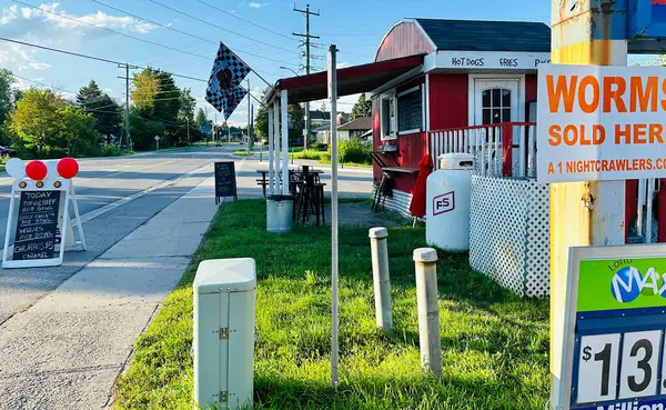 Port Perry, Kanada - 12 Ağustos 2023: Yol kenarındaki küçük bir açık hava büfesi sosisli ve Kanada poutine satıyor.
