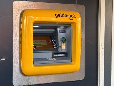 Den Haag, Hollanda - 24 Ekim 2024: Bir Geldmaat para makinesi ikamet edenler ve ziyaretçiler için bankacılık hizmetlerine erişim sağlıyor