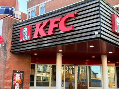 Hollanda 'dan Den Haag - 24 Ekim 2024: Lahey' deki bir fast food restoranı, KFC 'nin önde gelen müşterilerini karşılayan kırmızı bir tabela sunuyor