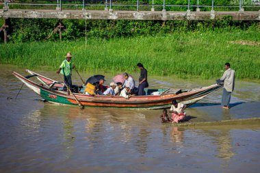 Yangon, Myanmar - 03 Aralık 2012: Yerel halk güneşli bir günde Yangon Myanmar 'da yemyeşil bir teknede günlük faaliyetlerde bulunuyor.