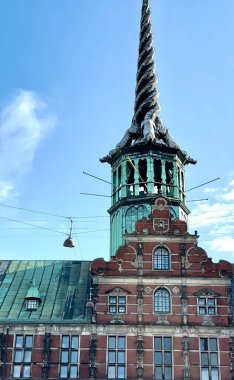 Kopenhag, Danimarka - 25 Temmuz 2023: Borsen Kulesi tarihi binanın kulesi gibi küre şehrin ünlü bir simgesidir.