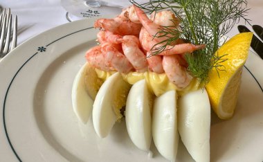 Kopenhag, Danimarka - 25 Temmuz 2023: Limonlu, kekik ve yumurtalı bir İskandinav karides yemeği