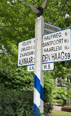 Senaar, Hollanda - 31 Temmuz 2023: Hollanda 'da sokak ve bisiklet yolları üzerinde kullanılan eski Hollanda yön işaretleri