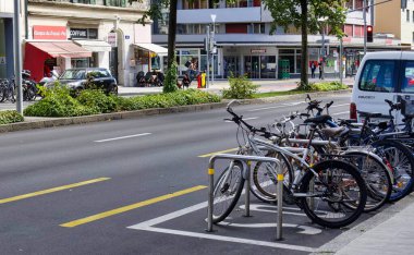 Cenevre, İsviçre - 08 Eylül 2022: İsviçre 'de bir caddede rezerve edilmiş bisiklet veya bisiklet parkı