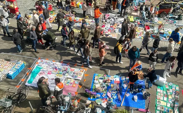 Hollanda, den haag - 27 Nisan 2023: İnsanlar kralın doğum gününde sokak festivali için turuncu giymişti.