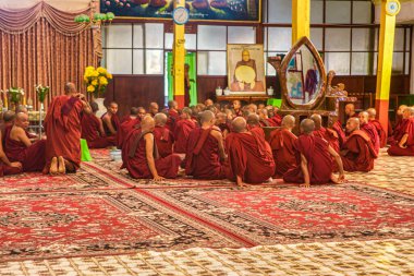 Bago, Myanmar - 3 Aralık 2012: Myanmar 'daki birkaç Budist keşiş, bir dua oturumunda kendilerini maneviyata adadıklarını göstererek dikkatle bir salonda oturuyorlar..